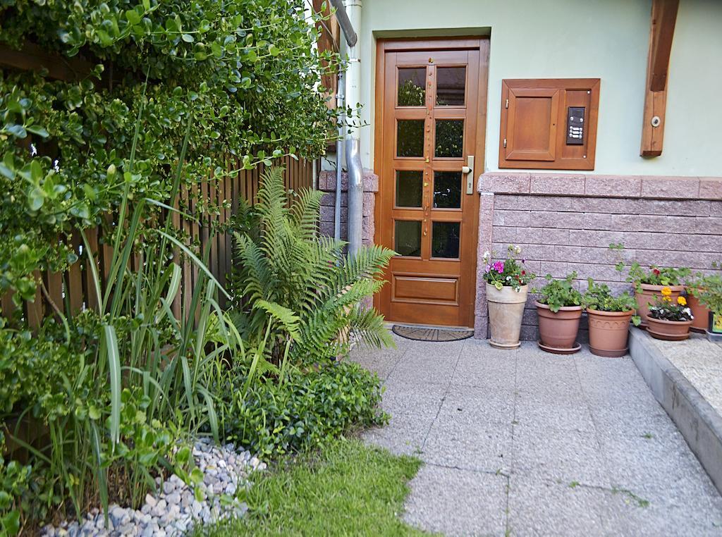 Apartman Namesti Hostinne Zewnętrze zdjęcie